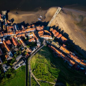 199 Steps, Whitby, North Yorkshire Seaside Town - Ripresa aerea - Stampa a colori, formati A4 e A3