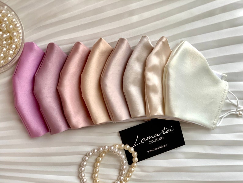 Puede incluir: Conjunto de ocho mascarillas de sat&eacute;n en varios tonos de rosa, beige y blanco. Las mascarillas est&aacute;n dispuestas en degradado de rosa claro a blanco. Las mascarillas est&aacute;n hechas de sat&eacute;n suave y lujoso y son perfectas para el uso diario.