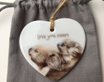 Keramik Koala Dekoration, Geschenk für Mama, personalisiertes Geschenk, KOSTENLOSE Organza Geschenktasche, Muttertagsgeschenk, Koala Geschenk, Love you Mum, Koala Geschenk