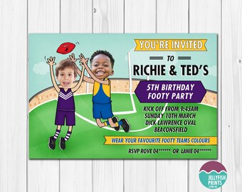 Könnte beinhalten: Eine farbenfrohe Einladung zu einer 5. Geburtstags-Fußballparty für Richie und Ted. Die Einladung zeigt ein Cartoon-Bild von zwei Jungen, die Fußball spielen, mit dem Text "Sie sind eingeladen zur 5. Geburtstags-Fußballparty von Richie und Ted" oben. Die Einladung enthält Details zur Party, einschließlich Datum, Uhrzeit und Ort.