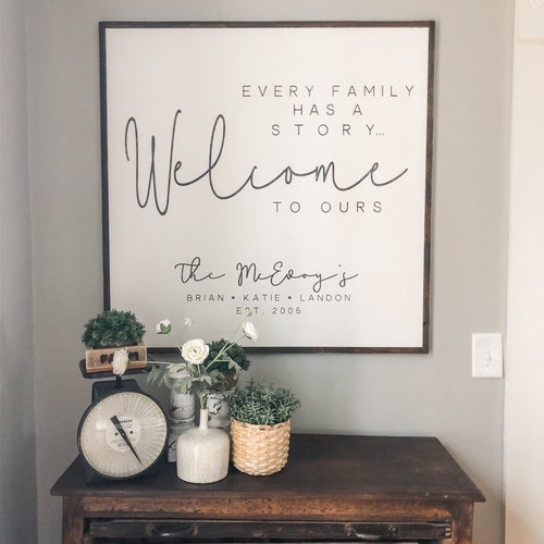 Letrero personalizado con el nombre de la familia: "Cada familia tiene una historia. Bienvenidos a la nuestra". Madera envejecida.
