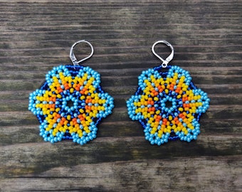 Huichol Blume Ohrringe, mexikanische Ohrringe, Handgemachte Blumen Ohrringe, Huichol Schmuck, rocailles Perlen Ohrringe, mehrfarbige Blume, Boho-Stil