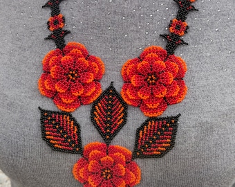 Naszyjnik z kwiatami huichol, meksykański naszyjnik, meksykańska biżuteria, biżuteria huichol, koraliki etniczne boho, naszyjnik z dużymi kwiatami, naszyjnik z różami