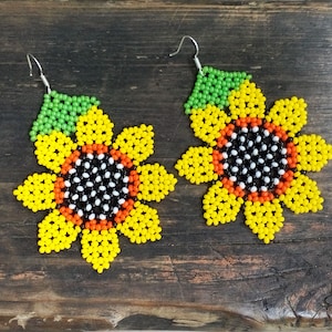 Sunflower earrings, Summer flowers earrings, Huichol Earrings, Sunflower Beaded summer jewelry, yellow flower earrings, seed beaded earrings