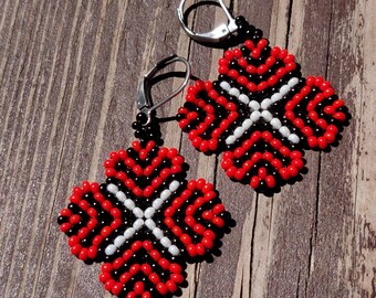 Orecchini neri e rossi, orecchini a cuore, orecchini romantici d'amore, orecchini con perline, perline di San Valentino, orecchini boho Gioielli con perline Perline