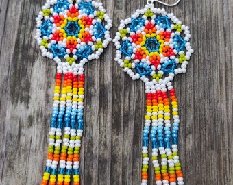 Kolczyki huichol z kwiatami, Meksykańskie kolczyki, Biżuteria huichol, Kolczyki z koralikami nasiennymi, Kolczyki z kwiatami wiszące, Kolczyki z frędzlami w kwiaty, Styl boho