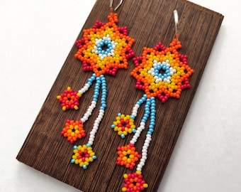 Kolczyki z kwiatów huichol, Meksykańskie kolczyki, Kolczyki z frędzlami w kwiaty, Biżuteria Huichol, Kolczyki z koralików nasiennych, Kolczyki z kwiatami wiszące, Styl boho