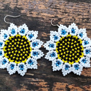 White flower earrings, Sunflower earrings, Huichol earrings, seed bead earrings, Mexican earrings, Huichol jewelry, Summer flower earrings