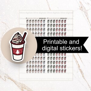 Op de afbeelding: Een sticker met een feestelijke koffiebeker met slagroom, een rietje en een kerstboomontwerp. De afbeelding bevat ook een verzameling kleine koffiebekerstickers en de tekst "Printable and digital stickers!"