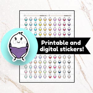 Op de afbeelding: Een vel met printbare en digitale stickers met rijen cartoon-eierfiguren in verschillende kleuren zwemkleding. Een grote ronde afbeelding aan de linkerkant toont een enkel eierfiguur in een paars gestreept zwempak met een lachend gezicht.