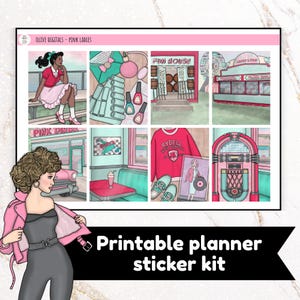 Può includere: Un kit di adesivi stampabili per agenda con illustrazioni di un diner in stile anni '50, un jukebox, una felpa della Rydell High School, un personaggio con giacca rosa e vari articoli di bellezza. Il foglio include testi come Fun House e Pink Diner.