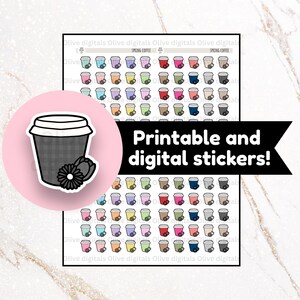 Op de afbeelding: Een vel met printbare en digitale stickers met koffiekopjes in verschillende kleuren. Een sticker van een koffiekopje met een bloem staat op een roze cirkel. De tekst "Printable and digital stickers!" is ook zichtbaar.