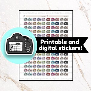 Op de afbeelding: Een verzameling camera-stickers in verschillende kleuren, met een grote sticker van een camera op een lichtblauwe cirkel. De tekst "Printable and digital stickers!" is ook opgenomen.
