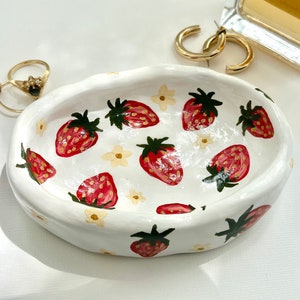 Strawberry clay jewelry dish, trinket dish, handmade MADE TO ORDER Bild 1