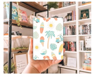 Könnte beinhalten: Ein weißes Etui mit einem bunten Sommermotiv mit Palmen, Eiswaffeln, Surfbrettern und Rollern. Das Muster wiederholt sich auf dem gesamten Etui.