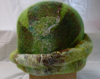 Unieke bolhoed van merinoswol en zijde zijde, hand gevilt, nuno vilt, frisgroen met bruin en crème, handgemaakte elegante vilten dameshoed