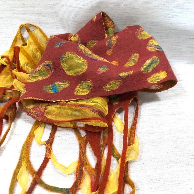 Écharpe feutrée à la main unique : laine mérinos superfine en rouge rouille et jaune ocre image 9
