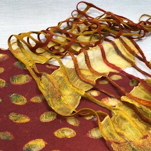 Écharpe feutrée à la main unique : laine mérinos superfine en rouge rouille et jaune ocre image 6