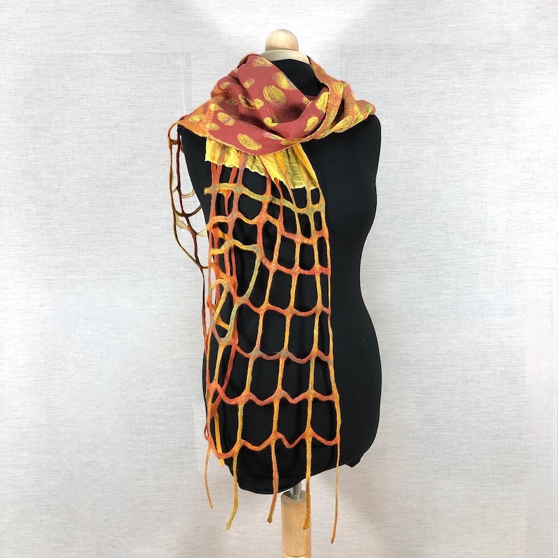 Écharpe feutrée à la main unique : laine mérinos superfine en rouge rouille et jaune ocre image 1