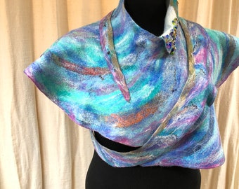 Skinned collar, shoulder warmer of merinos wool with silk in blue, green, pink with glass beads