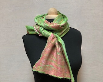 Écharpe en toile d’araignée feutrée à la main en rose et vert