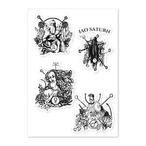 Puede incluir: Cuatro pegatinas en blanco y negro con símbolos astrológicos y texto. Las pegatinas representan una figura sentada en un trono, una figura con una guadaña, una figura con el pelo largo y una figura con una espada y un escudo. El texto en las pegatinas dice "IAO SATURN".