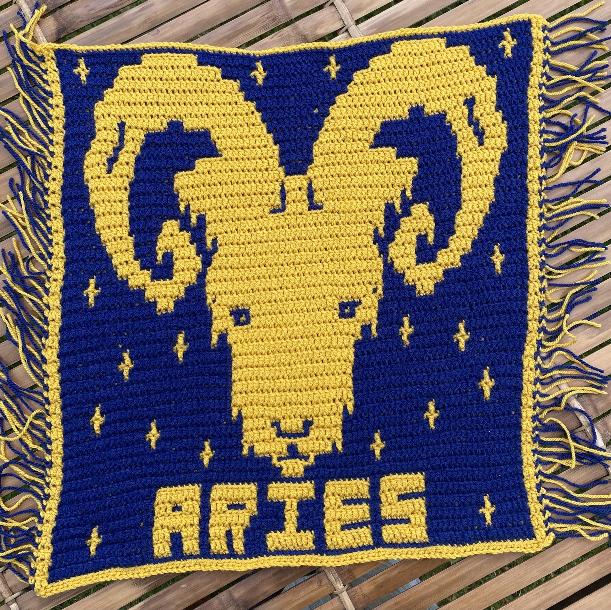 Modello di pannello quadrato all'uncinetto in mosaico con sovrapposizione dello zodiaco dell'Ariete