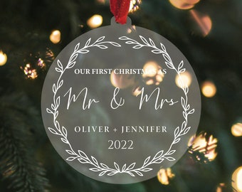 Gepersonaliseerde eerste kerst als Mr & Mrs Bauble Decoration Gift, Newlywed Gift, Couple Christmas Keepsake, First Christmas Married Mr Mrs