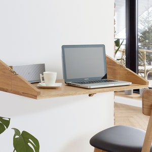 Collapsing outlet wall table