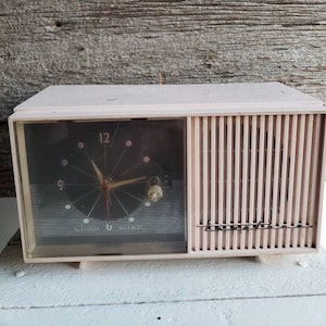 Vintage Pink Radio Clock | Pink Radio | Retro Pink | Atomic Clock | 1960s True Tone Clock Radio | Retro Pink