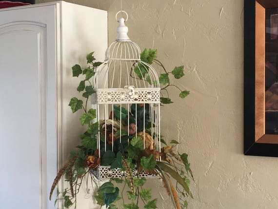 Ancien Oiseau Cage Soie Floral Mural Decor Arrangement Artificiel Fleur Décorée Avec Des Plumes De Protea Et Feuillage