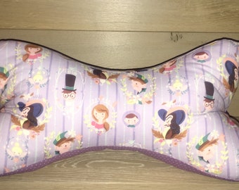 Leseknochen Peter Pan Nimmerland Kinder - Anti-Allergisch 100% ÖKO-Tex zertifiziert - Neverland Geschenkidee Nackenkissen Lesekissen