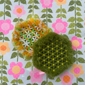 handgjord vintage vävd vävstol underlägg garn avokado grön handvävd knävävstol hexagon underlägg 1970-talet fiberkonst - rosa ekorre vintage