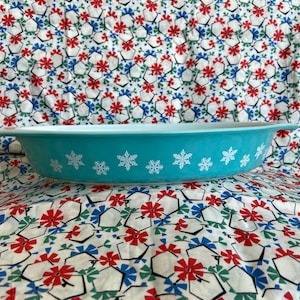 pyrex turquoise snowflake casserole rare 1.5 quart 1 1/2 qt like new condition no lid non-divided 12.5” x 8.5” x 2” 1950s - pink squirrel