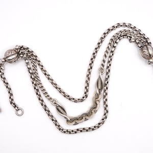 Triple chaîne victorienne antique en argent avec sphères repoussées. Vers 1870-1900.