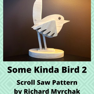 K&ouml;nnte beinhalten: Eine Holzvogelskulptur mit hellbrauner Oberfl&auml;che. Der Vogel steht auf einem kleinen Holzsockel. Die Skulptur tr&auml;gt den Titel "Some Kinda Bird 2 Scroll Saw Pattern by Richard Myrchak".