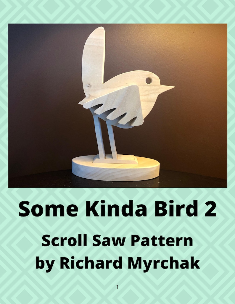 K&ouml;nnte beinhalten: Eine Holzvogelskulptur mit hellbrauner Oberfl&auml;che. Der Vogel steht auf einem kleinen Holzsockel. Die Skulptur tr&auml;gt den Titel "Some Kinda Bird 2 Scroll Saw Pattern by Richard Myrchak".