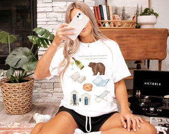 ビーチで読書を楽しむシャツ エミリー・ヘンリー風のTシャツ 本好きの夏Tシャツ BookTok ロマンス 彼女へのギフト 本好きのビーチの美学