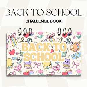 Może przedstawiać: Spiralnie oprawiona książka z wyzwaniami z napisem "BACK TO SCHOOL". Okładka przedstawia powtarzający się wzór ilustracji o tematyce szkolnej, w tym ołówki, serca i nożyczki, w pastelowych kolorach.