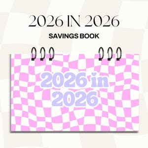 Może przedstawiać: Książka oszczędnościowa z różowo-białym wzorem w szachownicę w tle. U góry napis "2026 IN 2026", poniżej "SAVINGS BOOK". Okładka książki zawiera tekst "2026 in 2026" w jasnofioletowym kolorze.