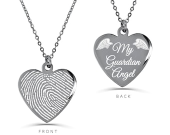 Puede incluir: Un collar de plata con un colgante en forma de corazón, con un diseño de huella digital en la parte delantera y las palabras "My Guardian Angel" con alas de ángel en la parte posterior.