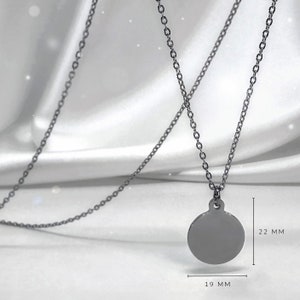 Op de afbeelding: Een zilveren ketting met een ronde hanger. De hanger is 19 mm breed en 22 mm hoog.