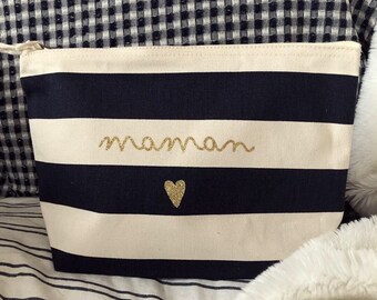 Une jolie trousse zippée à rayures navy ou chamalow avec un joli mot doux pour vos mamans !