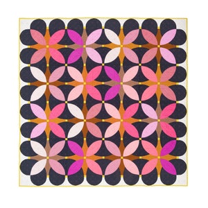 Könnte beinhalten: Eine Steppdecke mit einem sich wiederholenden Muster aus überlappenden Kreisen in Rosatönen, Orange und Braun. Die Kreise sind in einem Gittermuster angeordnet, wodurch ein geometrisches Design entsteht.