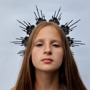 Halo de encaje con rayos de sol negros, corona gótica negra, tocado de encaje con púas, corona de diosa reina malvada, halo con cierre de cremallera