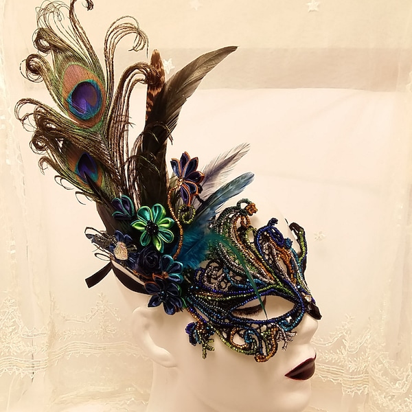 黒レースの仮面舞踏会マスク：孔雀の羽飾りの付いたビーズ装飾のベネチアンマスク