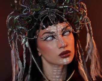 Tocado de serpiente Medusa verde con púas de diamantes de imitación, tocado de fantasía, hada, tocado de gorgona, disfraz de Medusa verde, cosplay de Medusa