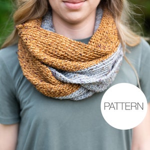 Puede incluir: Bufanda infinita de punto en tonos dorados y grises. La bufanda está envuelta alrededor del cuello de una persona que lleva una camiseta verde. La palabra "PATTERN" está en un círculo blanco.