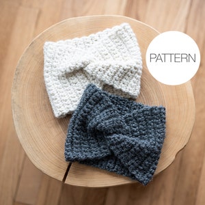 Puede incluir: Dos diademas de ganchillo, una blanca y otra gris, con un detalle de lazo. Las diademas se muestran sobre una superficie de madera. La palabra "PATTERN" está escrita en un círculo blanco en la imagen.