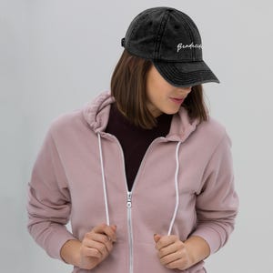 Vintage &quot;Gesegnete&quot; Mütze | Minimalistische christliche bestickte Mütze für Frauen | Moderne christliche Mode
